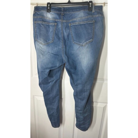 Cato Premium Jeans Women's 18 Medium Wash High Rise Tapered Leg Whiskering - Picture 6 of 8